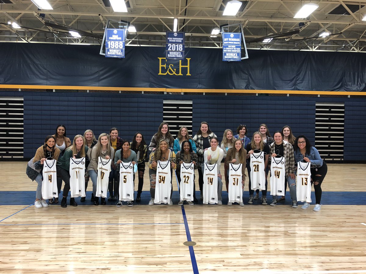 EmoryHenry_WBB's tweet image. Today our freshmen (&amp;amp; transfer Amaya Lee) received their jerseys at our annual Jersey Passdown. Thank you to all our AMAZING alumni who shared what this program has meant to them, you all represent EHCWBB so well! It was great to have a room full of family &amp;amp; friends! Go Wasps!🐝