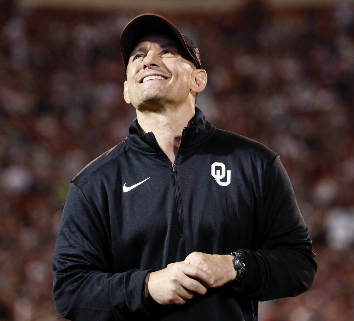 OU_Wrestling's tweet photo. 𝘾𝙝𝙖𝙢𝙥𝙨 recognize 𝙘𝙝𝙖𝙢𝙥𝙨. 

Thanks for having us out, @OU_Football 💍😏

#Sooners | @Big12Conference https://t.co/IteupgCoT6