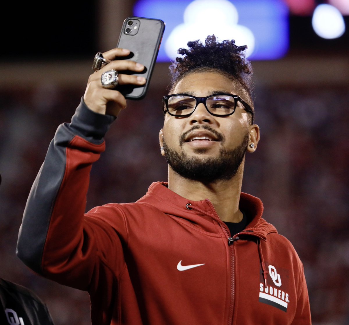 OU_Wrestling's tweet photo. 𝘾𝙝𝙖𝙢𝙥𝙨 recognize 𝙘𝙝𝙖𝙢𝙥𝙨. 

Thanks for having us out, @OU_Football 💍😏

#Sooners | @Big12Conference https://t.co/IteupgCoT6
