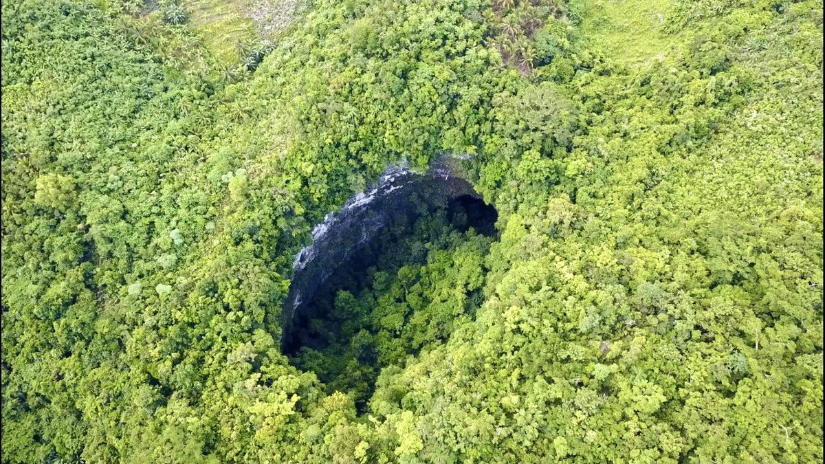 KM_Jessica_Soho's tweet photo. SINKHOLE, NADISKUBRE SA GITNA NG KABUNDUKAN SA SAMAR! BABABA TAYO SA KAIBUTURAN NG SINKHOLE PARA MATUKLASAN ANG TINATAGO NITONG SIKRETO, NGAYONG LINGGO SA #KMJS! https://t.co/eVKXyXyeX1