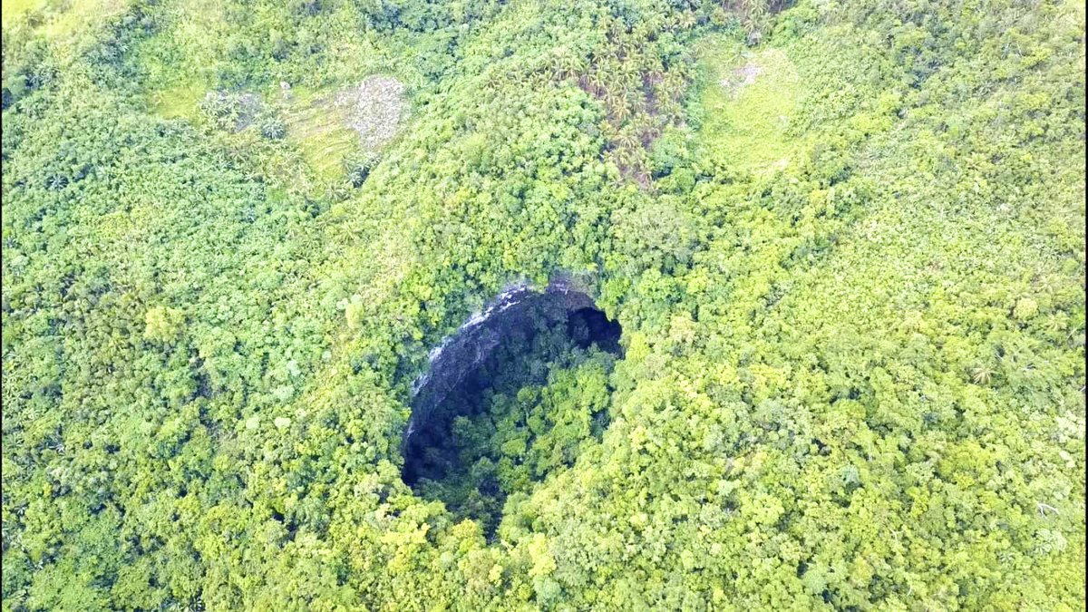 KM_Jessica_Soho's tweet photo. SINKHOLE, NADISKUBRE SA GITNA NG KABUNDUKAN SA SAMAR! BABABA TAYO SA KAIBUTURAN NG SINKHOLE PARA MATUKLASAN ANG TINATAGO NITONG SIKRETO, NGAYONG LINGGO SA #KMJS! https://t.co/eVKXyXyeX1
