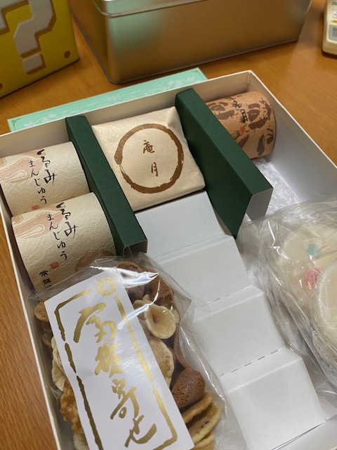 millecote's tweet photo. 頂き物のお菓子
常磐堂さんの詰め合わせ
休憩室に置いとくとあっという間にこの状態
人気でした。

＃ミルコート　＃常磐堂 https://t.co/oqD2HzPJWv