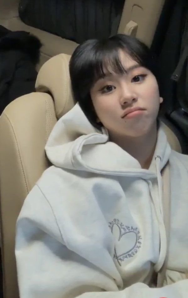ismolscy's tweet photo. Here’s a pouting Chaeyoung to brighten up your day 😙😙 https://t.co/obiaeyznNg