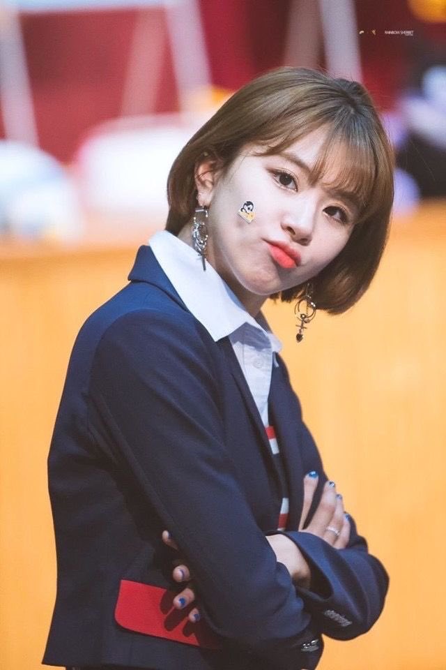 ismolscy's tweet photo. Here’s a pouting Chaeyoung to brighten up your day 😙😙 https://t.co/obiaeyznNg