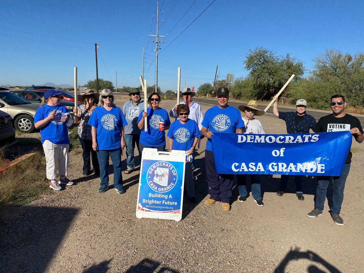 azdemparty's tweet photo. Pinal #Project1530 organizers had a blast cleaning the highway with the @CasaDemocrats this morning! #DemsCare https://t.co/zxHydb649A