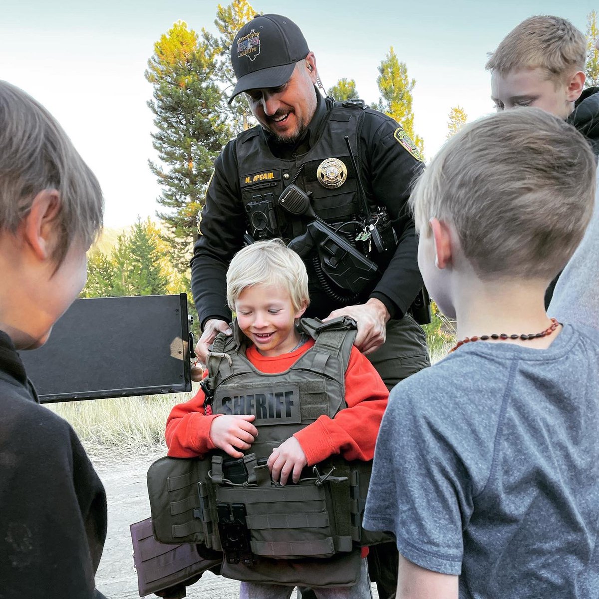 GrandCoSheriff's tweet photo. 🇺🇸 A few fun moments from today’s birthday parade for 8 year old Colby! Thank you @GrandLakeFire for joining us in the festivities! 🎉

#GrandCounty #GrandCountyStrong #WeAreGrand #GrandLakeStrong https://t.co/qiItNAgqP5