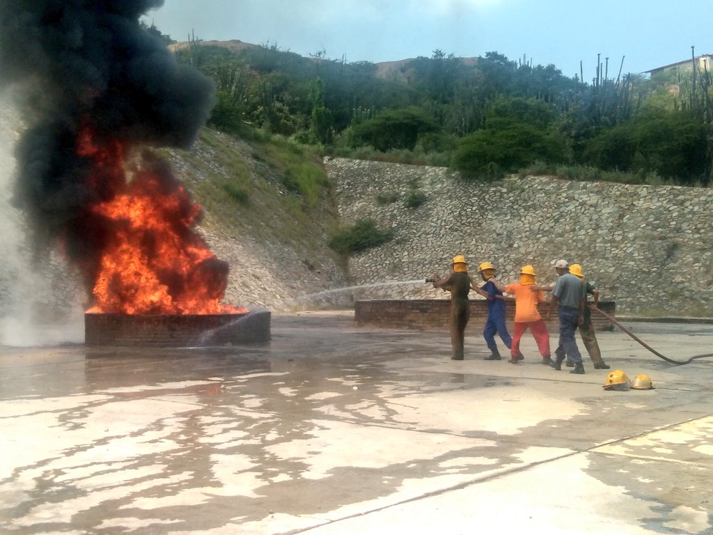 AB_DINAED's tweet photo. #Hoy Fortaleciendo la calificación de los profesionales @ArmadaFANBVzla, @AB_Grumetes impartió  capacitación en procedimientos para el combate de incendios de los cursos OMI-STCW en  @AB_CANES_1948 @AB_DINAED @Alexjvb44 #NavegandoAlBicentenario https://t.co/i0zOFHl5bQ
