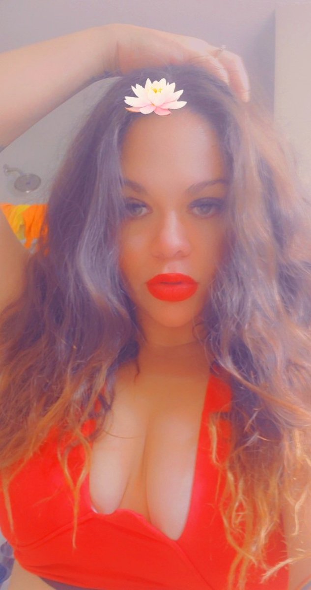JMel666's tweet photo. Red is my color https://t.co/pOXtXKz8PO