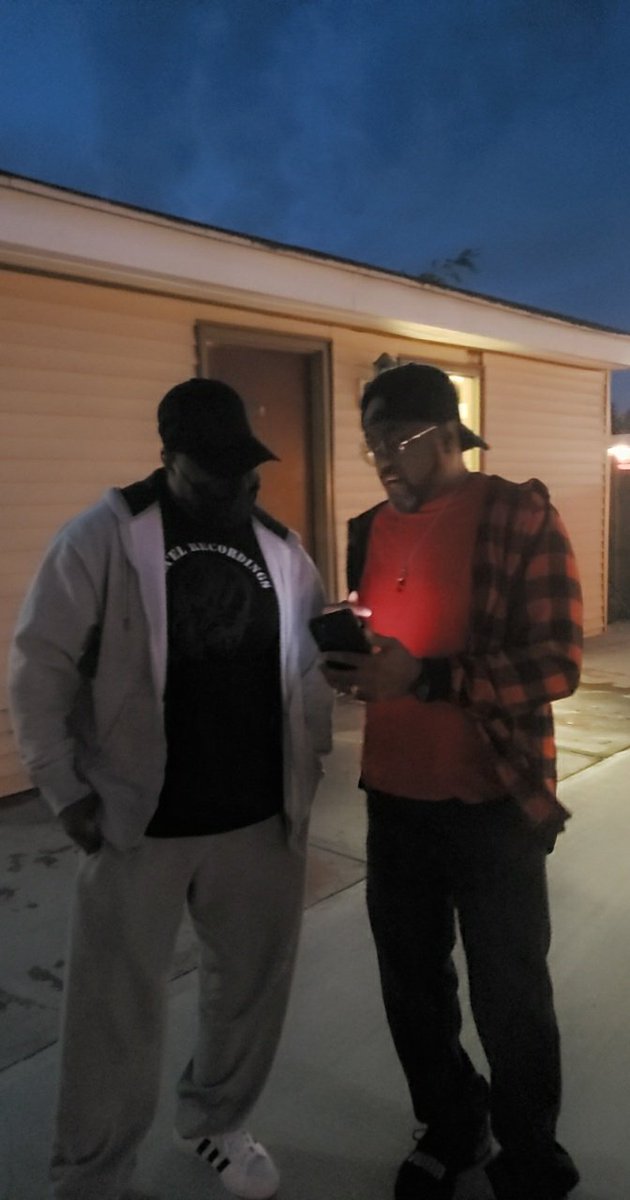 DStarEntt's tweet photo. Making connections. https://t.co/OH4RSOEVuT