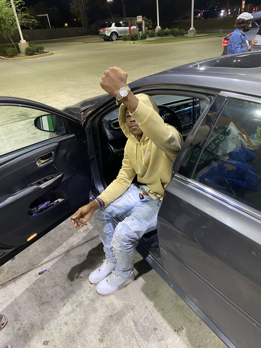 Dw_122's tweet photo. No you kant get me bac, took my L got war wounds but i had already finessed the pac 🔋 goin buss down soon fa my members i lost 💔

#FREESHOTTA
#llogbirdman
#LLGLIZZY https://t.co/tWTwpJnzSs