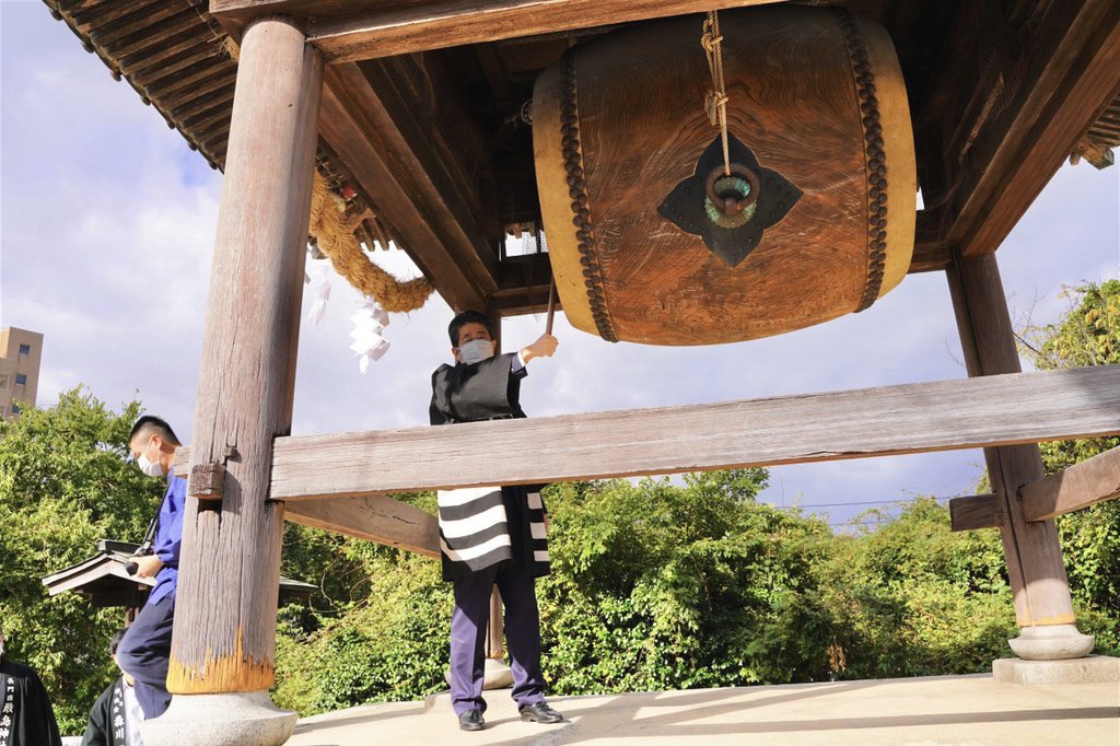 厳島神社にお参りして、小倉戦争で長州藩が勝利した際、高杉晋作が持ち帰った太鼓を叩き、来るべき闘いの必勝を祈願致しました。