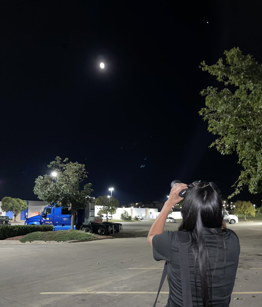 Jessica59097279's tweet photo. @DorOKSG I watched the moon in awe with my binoculars. I noticed all the craters left on the moon and how beautiful it looked in the sky! It’s amazing how Galileo was about to see state that they were craters because of previous knowledge he acquired through shading in his art! https://t.co/Unz6ju1oy6