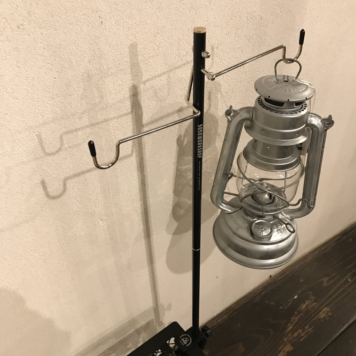 tateisukanna_'s tweet photo. 刺しても
挟んでも使えちゃう
ランタンスタンド

ジョイントポール3本あるから
お好みの高さで
どーぞ

#タテイスカンナ #2WAYSTAND #5050WORKSHOP #ランタンスタンド #クランプ #ペグ #本体高さ31cm #ジョイントポール31cm #最大125cm #black #アルミ #ステンレス #鍛造 #鉄 #キャンプ #アウトドア https://t.co/58Wiai9PFZ