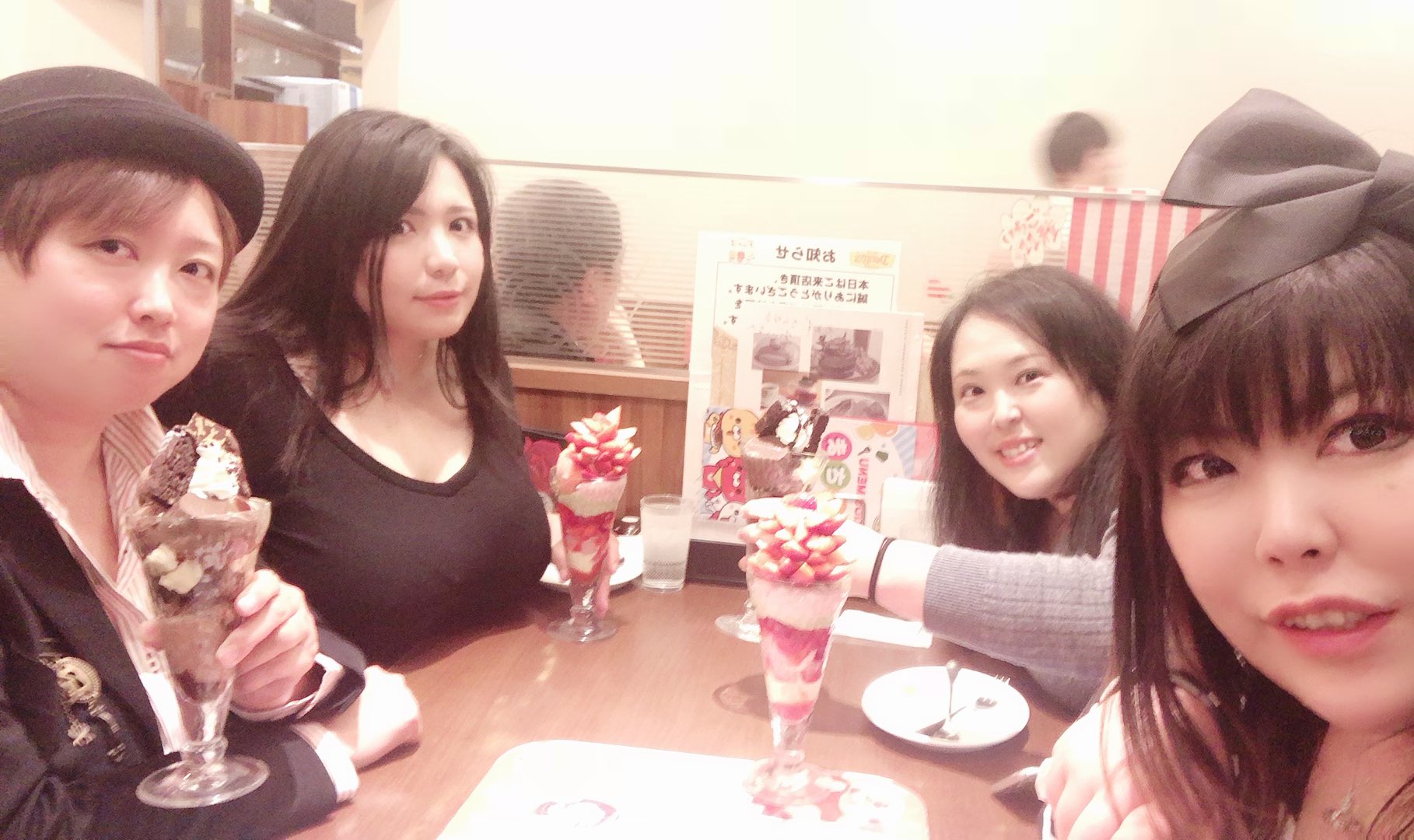 Luu 昨日はバイトだったからなるべく考えないようにできたけど 今日はになおちゃんのことを沢山思い出して過ごしてる やっぱり信じられないよ 人間不審な私はイベント以外で会ってたレイヤー友達はほんと数人しかいないから友達っていえる人だったもん