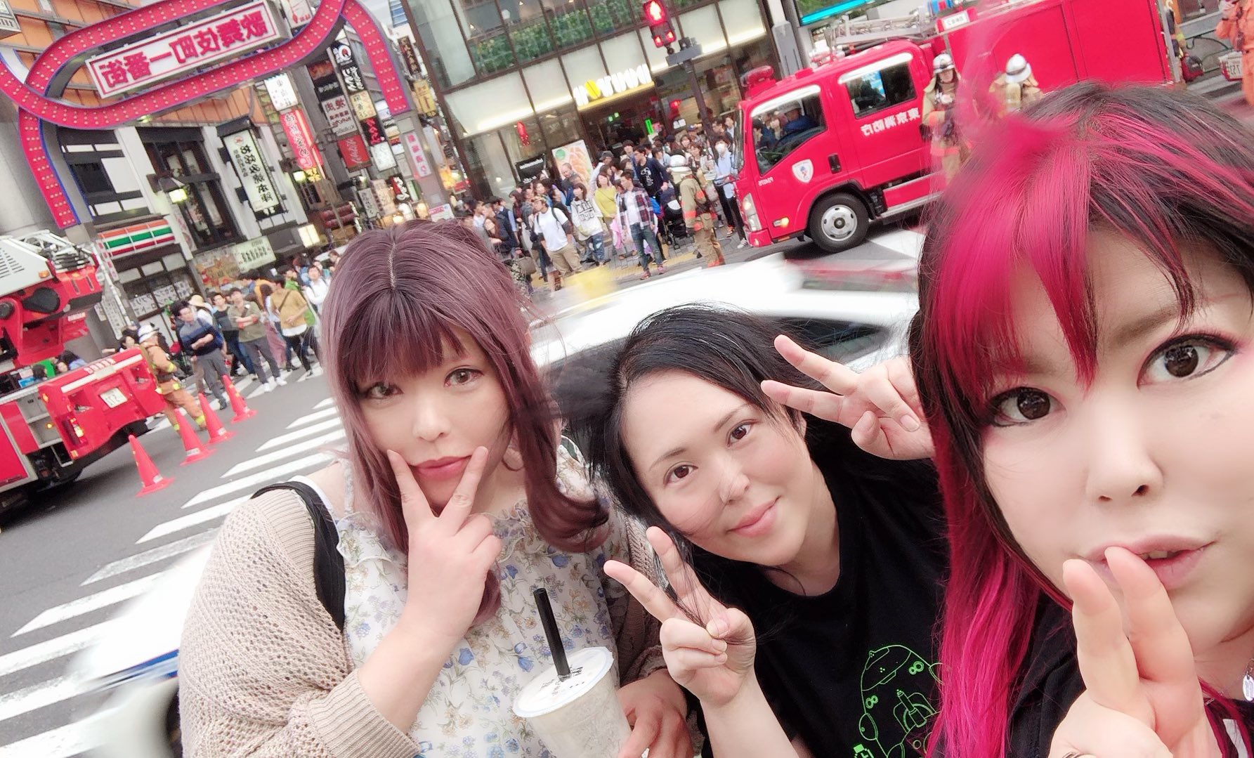 Luu 昨日はバイトだったからなるべく考えないようにできたけど 今日はになおちゃんのことを沢山思い出して過ごしてる やっぱり信じられないよ 人間不審な私はイベント以外で会ってたレイヤー友達はほんと数人しかいないから友達っていえる人だったもん