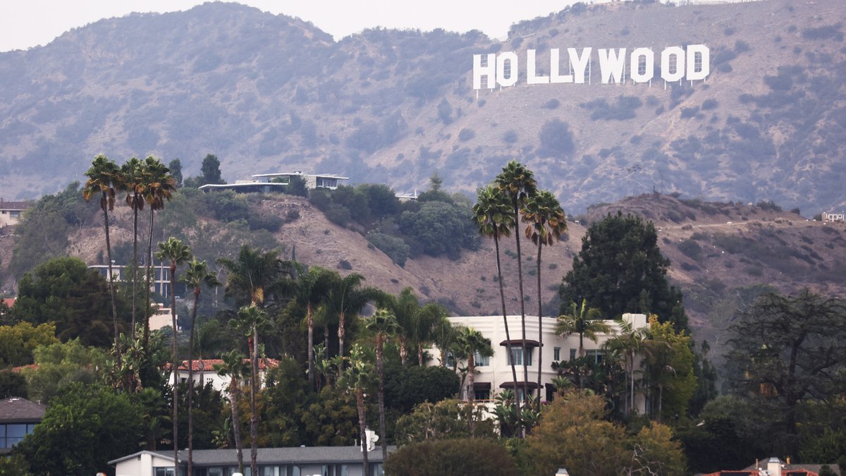 Hollywood crew members reach a tentative deal with major studios, averting a strike npr.org/2021/10/16/104…