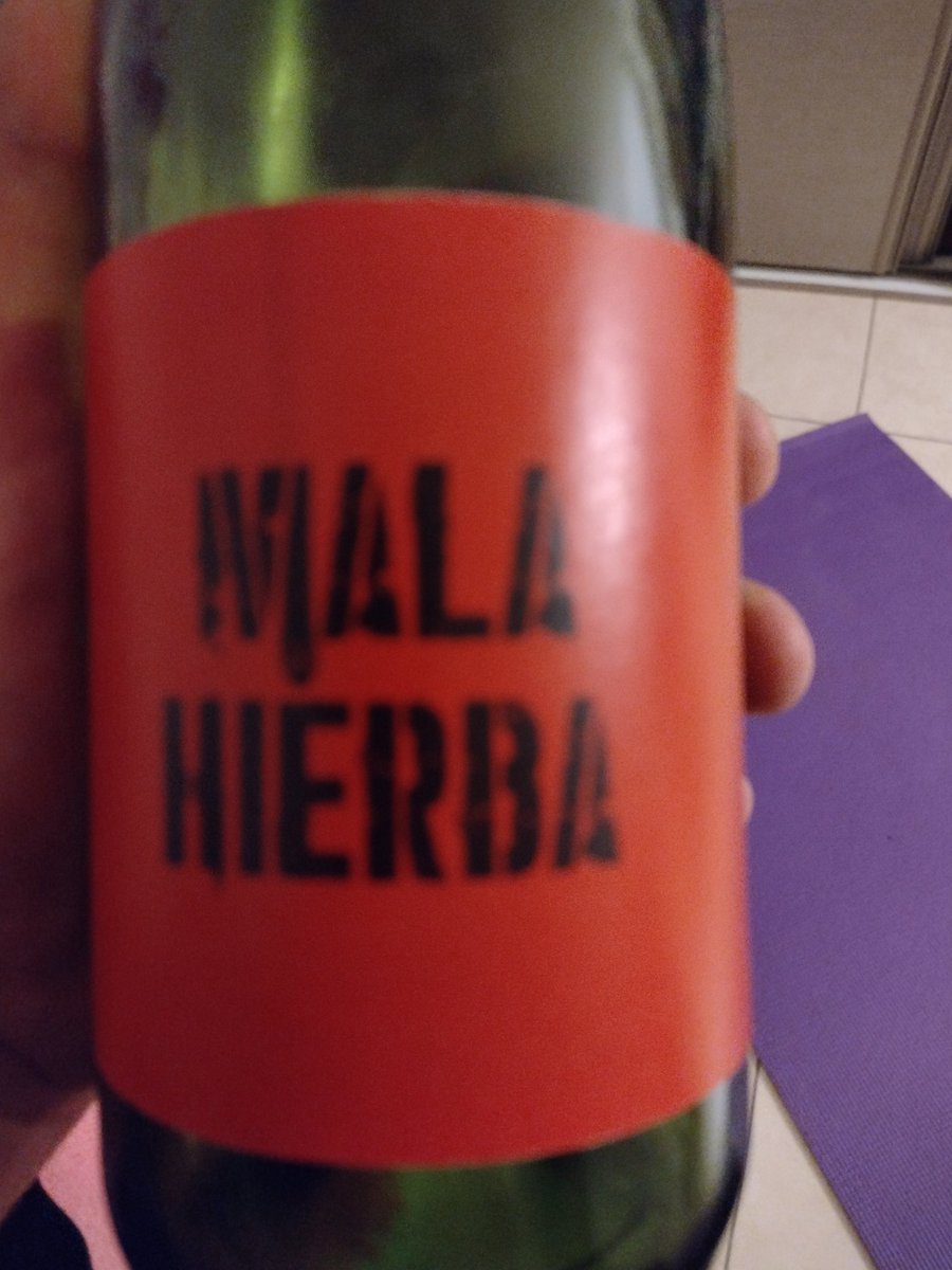 Javi21582456's tweet photo. A mí estos vinos me gustan mucho , salvaje , con algo de verde en boca , linda nariz , disfruto mucho de la botella entera , salu https://t.co/XuIN973aKh