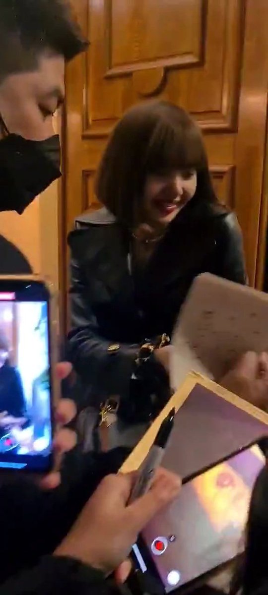 BLACKPINK__HN's tweet photo. Lisa con fans en París. 

#LISA #LALISA #리사 

.@BLACKPINK https://t.co/fXqQ7389Wo