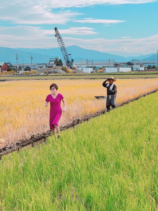 謎 自民 稲田朋美が謎画像投稿 ピンクのワンピースで田んぼのあぜ道を激走してる 大丈夫 まとめダネ