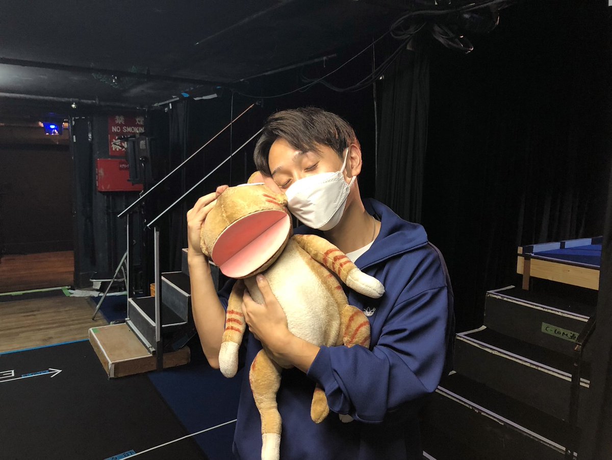 MusicalHOPE2021's tweet photo. ミーちゃんも最後の出演に向けて準備万端💪🏻
検温して、発声して🎵、客席から舞台をチェックして…👀
でも飼い主さんと一緒にいる時が、一番幸せそうですね🐈🐈

#ミュージカルHOPE
#開演まであと1時間00分
#おうちでHOPE 
#染谷洸太 https://t.co/pTlfa1BIeM
