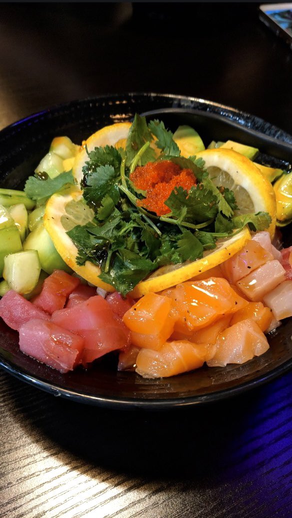 Oyshi360's tweet photo. Calling all Poke lovers! 🎏

This is our Oyshi Poke bowl!!

Rice with Salmon, Tuna, Red Snapper 🍣 

Topped with:
🥑avocado, 🥒cucumber, 🥭mango, 🍋lemon, 🌿cilantro, massago, &amp; yuzu sauce https://t.co/JSmVm38HF9