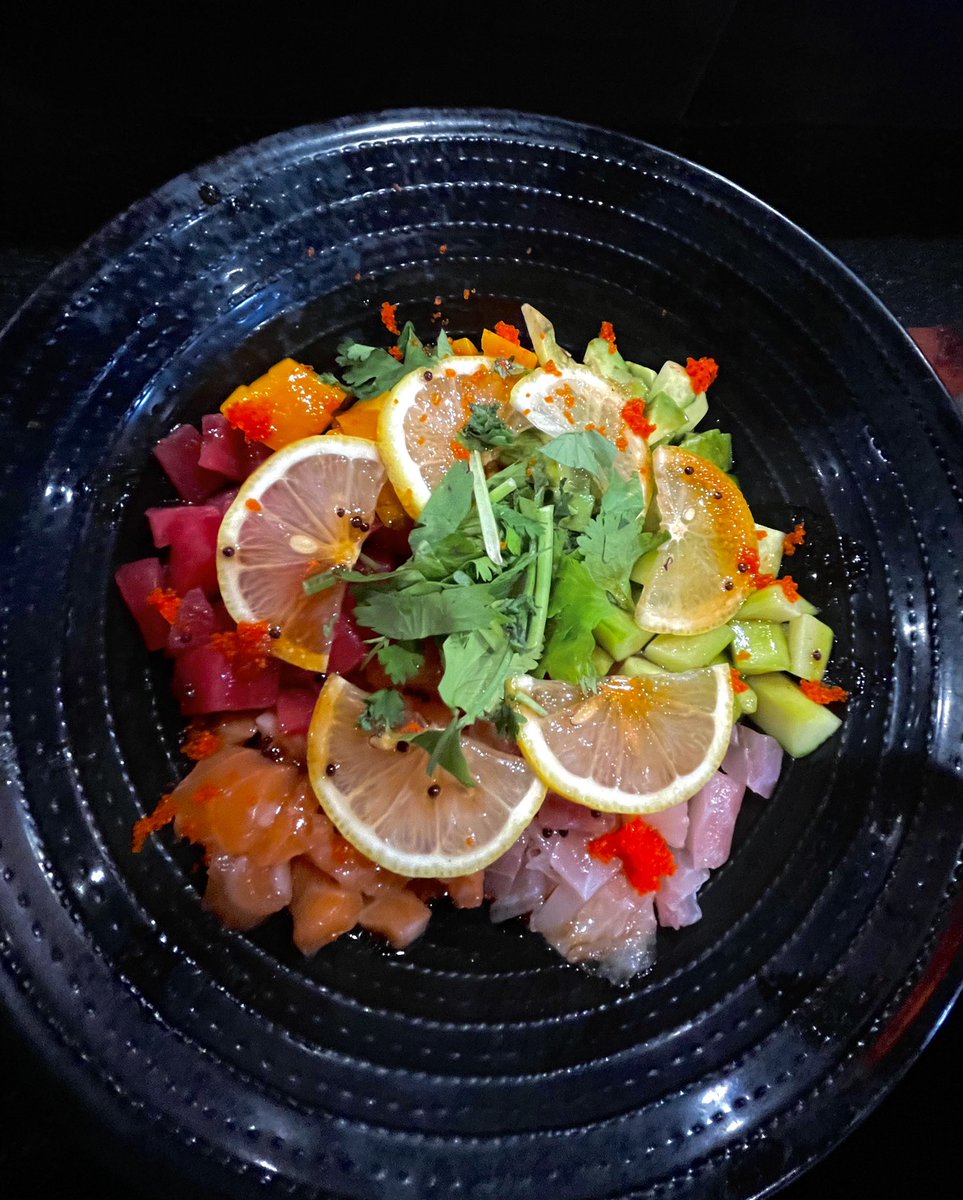 Oyshi360's tweet photo. Calling all Poke lovers! 🎏

This is our Oyshi Poke bowl!!

Rice with Salmon, Tuna, Red Snapper 🍣 

Topped with:
🥑avocado, 🥒cucumber, 🥭mango, 🍋lemon, 🌿cilantro, massago, &amp; yuzu sauce https://t.co/JSmVm38HF9