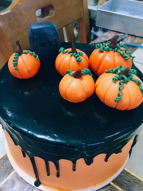 justbakecoz's tweet image. Spooky treats? Wait til ypu cut into this cake! #justbakecoz #halloweencake #halloweentreats