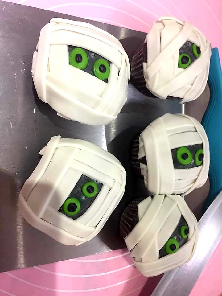 justbakecoz's tweet image. Spooky treats? Wait til ypu cut into this cake! #justbakecoz #halloweencake #halloweentreats