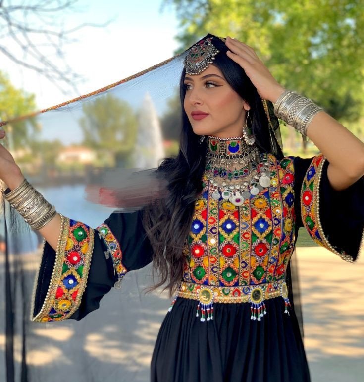 PashtunSabir's tweet photo. تصویر ته اوګوره پخپله به دی راشي یقین!!
مادرته نه ویل چی ګرانه پښتانه ښکلی دی!!

#Afghanistan https://t.co/I4TmoC7NJs https://t.co/8M07trhZka
