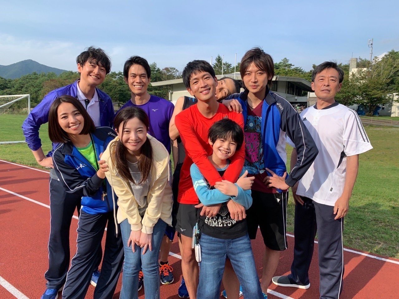 公式 Tbsドラマ 最愛 Blu Ray Dvd４月８日発売 Twitterissa 朝宮家と白山大学陸上部メンバー みんなハッピーな雰囲気 そんな白山大学陸上部寮で巻き起こった一話怒涛の展開 今日午後3時30分から もう一度第１話をお届けします 駅伝シーン 好き
