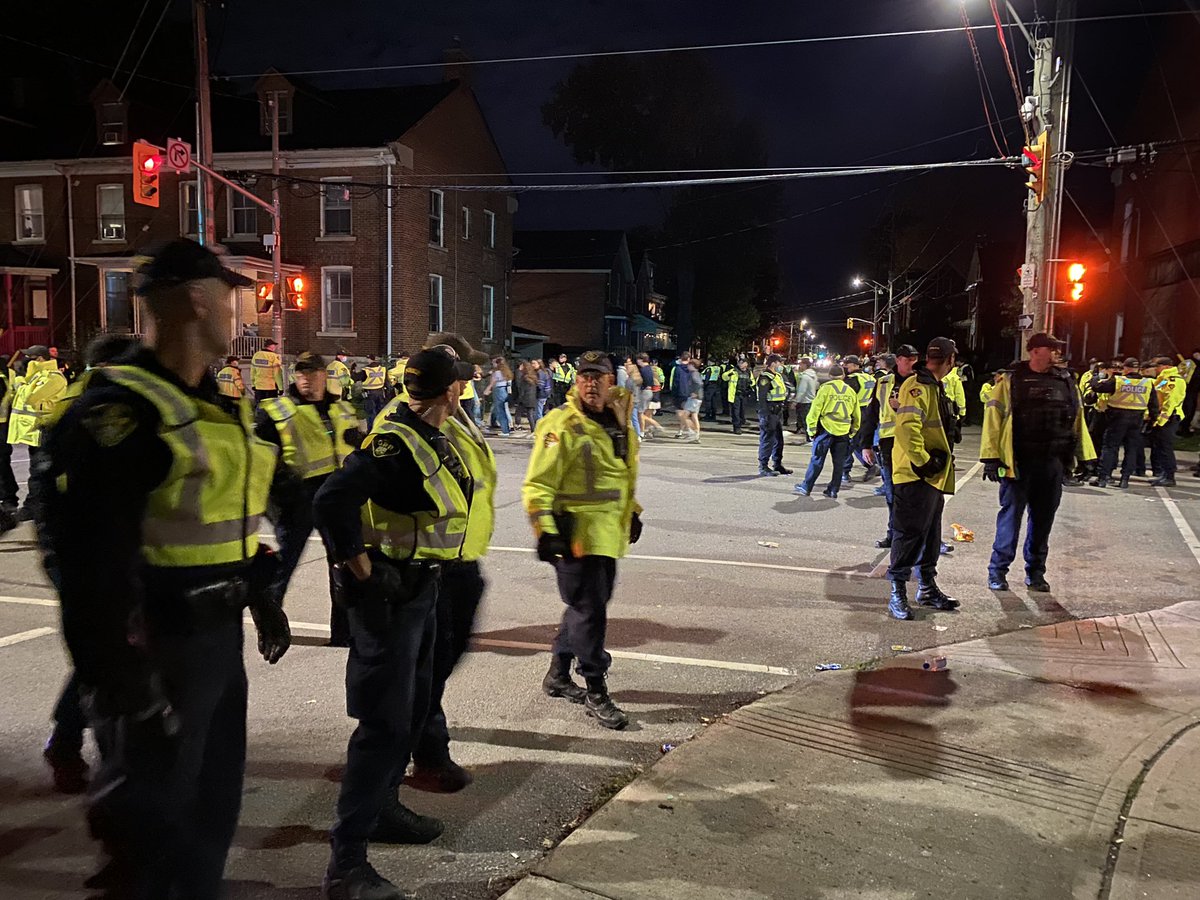 Intersection at Johnson and University temporarily closed while olive clear crowds <a href="/CKWS_TV/">Global Kingston</a> #ygk