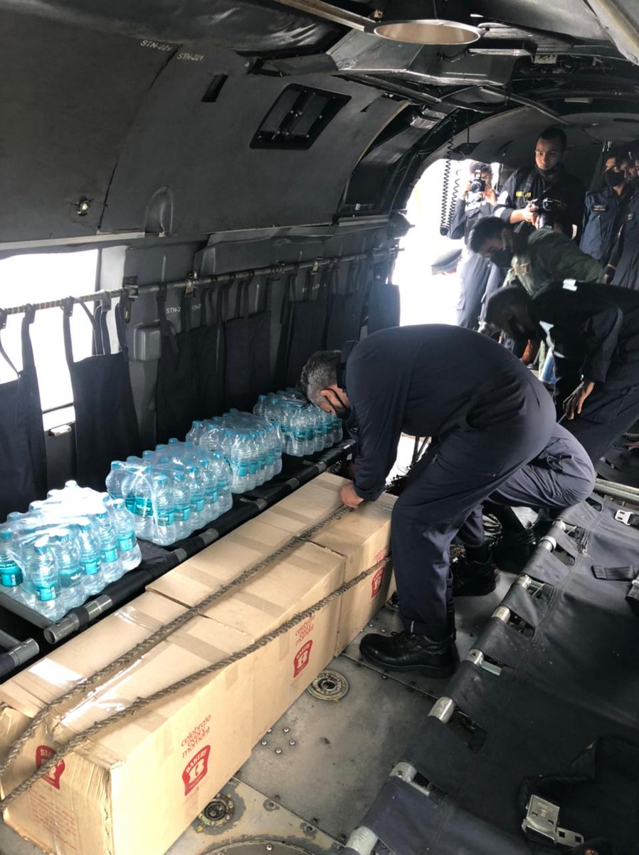 ProfRajeshBJP's tweet photo. #KeralaRains
Relief materials facilitated by Govt.of #Kerala being loaded and getting ready to be Air dropped by #IndianNavy #helicopters under #HQSNC.
IN helicopters intends to carryout
#Reccee,#Rescue & #Relief to landslide affected areas in Kerala.
https://t.co/ZOctKpl6JW