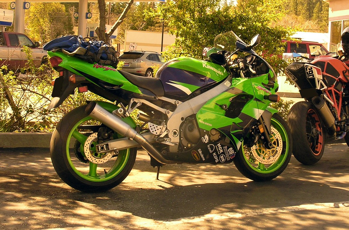 9rNet's tweet photo. Cooler seasonal air temps are here now, so my #Kawasaki #ZX9R is filled with regular grade low-octane 87 AKI #E10 again. She only needs 91 AKI premium #E10 from Spring through Summer. Will try to get in 250 miles on her tomorrow. #AEMUEGO #SuperTrapp #Eancreiche 150K by 2022? https://t.co/LupcrPdlSe