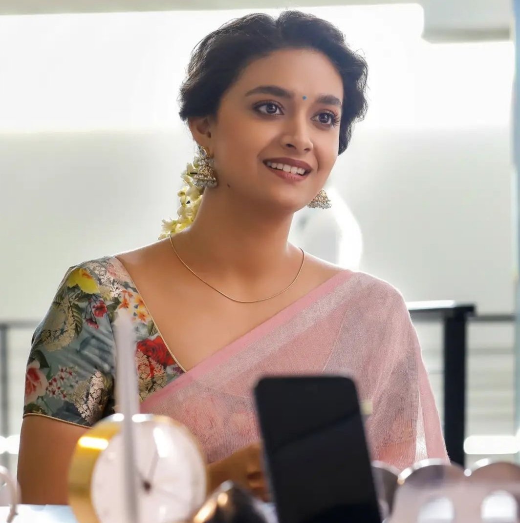 TOLLYWOODOLOGY's tweet photo. Birthday wishes to @KeerthyOfficial from team #SarkaruVaariPaata 🔔

#MaheshBabu #KeerthySuresh #ParasuramPetla #Thaman 

#HBDKeerthySuresh 🥳🎉 https://t.co/OLv9WsB0HP
