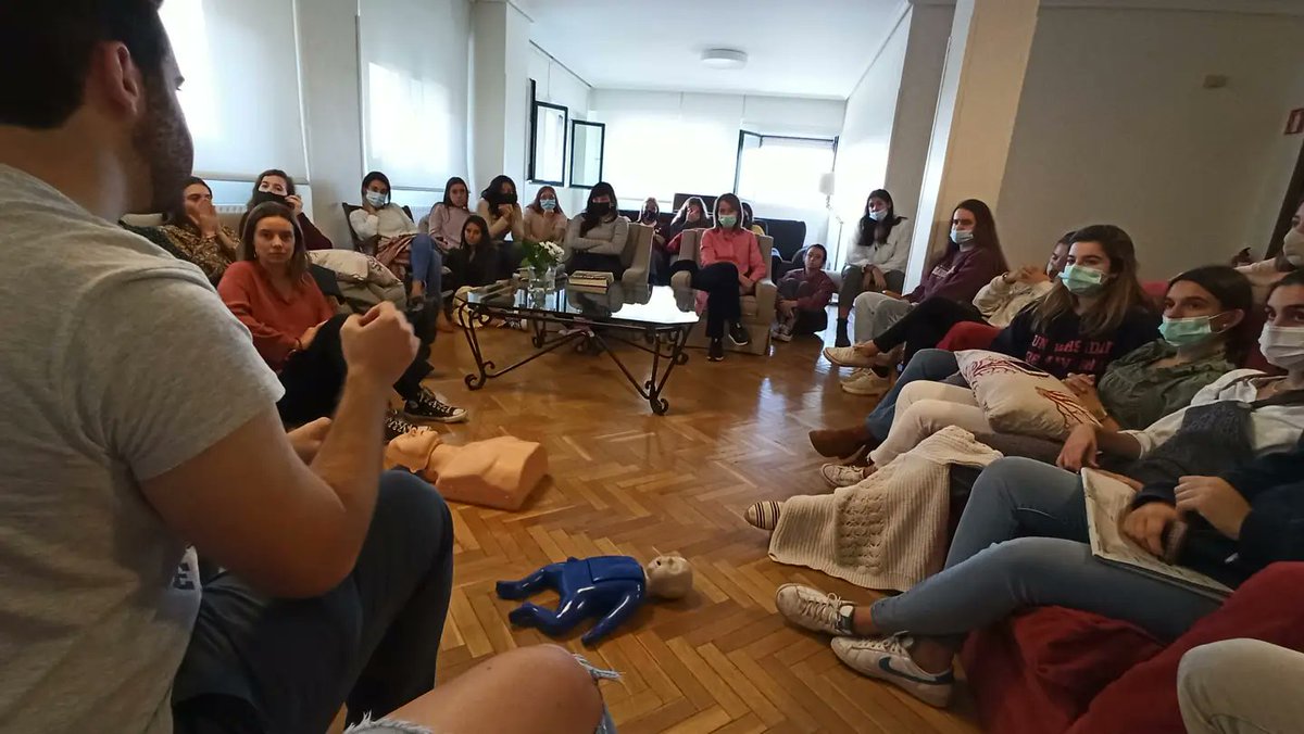 SomosEqUES's tweet photo. Felices por haber comenzado la formación en distintos centros promocionando la salud! Ayer en el colegio mayor Aldaz, primeros auxilios + RCP. 
#farmacia #enfermería #medicina #RCP #primerosauxilios #promociondelasalud https://t.co/sT4wFMyeZC