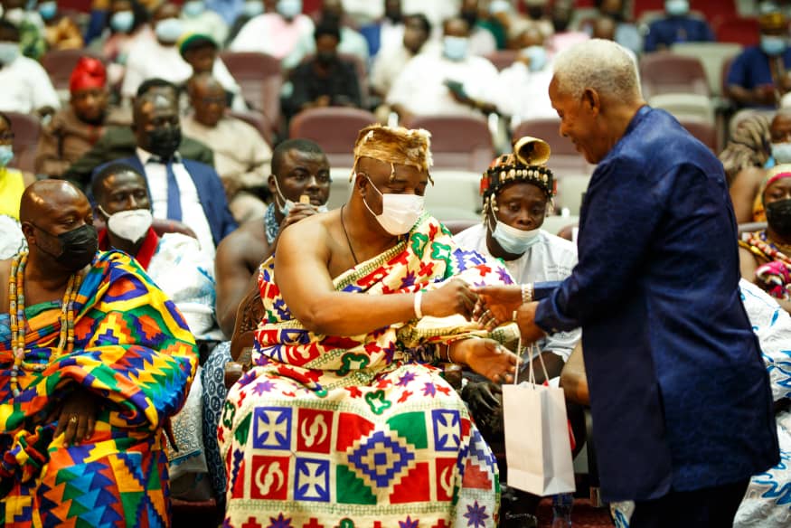 KokuAnyidoho's tweet photo. The newly installed and gazetted Ga Mantse, King Tackie Tsru II bought the first autographed copy of Honourable E.T Mensah's book at the launch on Friday. "O nor dzi o nor"!!!🙏🙏🙏🙏 https://t.co/BkoHrbUVhi