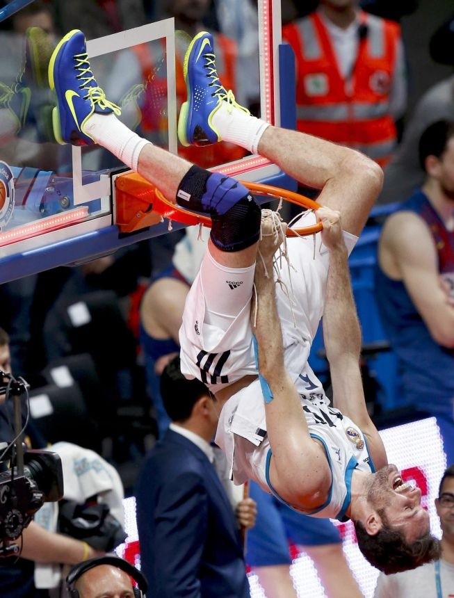 RealMarcosCF's tweet photo. Hoy cumple 600 partidos con el @RMBaloncesto nuestro mito y leyenda @rudy5fernandez . Con su fichaje cambió todo en una sección que estuvo muy abandonada. Fue pieza clave para lo que vino después. Su esfuerzo, entrega y profesionalismo son su seña de identidad. GRACIAS RUDY https://t.co/QpsjKrSskH
