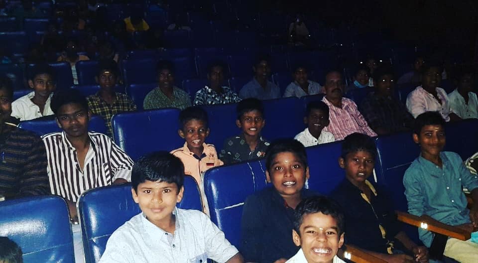TirupurTalks's tweet photo. திருப்பூர் #Tisso இல்ல குழந்தைகளின் விருப்பத்திற்கு ஏற்ப தியேட்டரில் @Siva_Kartikeyan நடித்த #Docor திரைப்படம் பார்க்க திருப்பூர் இனி ஒரு விதி செய்வோம் அமைப்பால் ஏற்பாடு செய்யப்பட்டது.
நீண்ட நாட்களுக்கு பிறகு படம் பார்த்த குழந்தைகள் மகிழ்ச்சி அடைந்தனர்❤
@kavithajenarth1 https://t.co/MNucHLWKOi