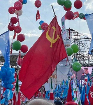 #Letta : “Sabato in piazza con il tricolore contro il #fascismo ”
#PiazzaSanGiovanni
A noi risulta che il tricolore sia bianca rossa e verde...non tutta rossa con falce e martello #buffoni