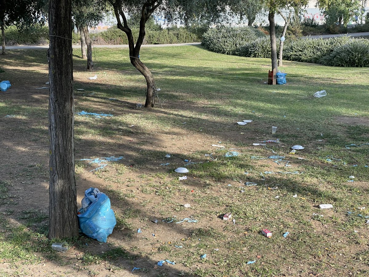 jimolinaarroyo's tweet photo. Eso no es la huella de carbono.
Son las huellas de media docena de inútiles.
Más inútiles que la O de Lourdes.
#SevillaHoy 
#ParqueGuadaira
#CerroAmate
#MedioAmbiente 
#CuidaTuParque https://t.co/f8F1oaPATB