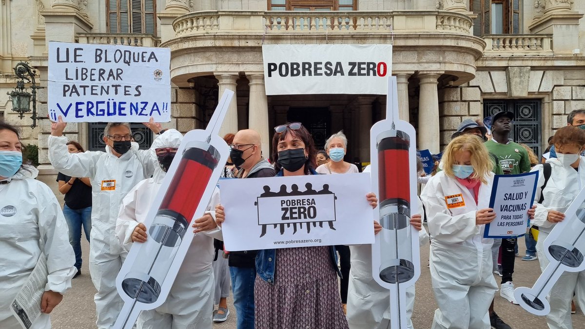 DanielGeffner's tweet photo. El nodo valenciano de @right2cureES reclama en concentración de #PobrezaZer0 que la UE deje de bloquear #LiberarPatentes.#ExcusesZero
Firma en https://t.co/E5DBrmwe6i Que no se lucren con la pandemia.
@ccoopv @IntersindicalV @medicusmundimed @FADSPU @LamataF @anticapiPV @CVONGD https://t.co/urqdXmFi3r