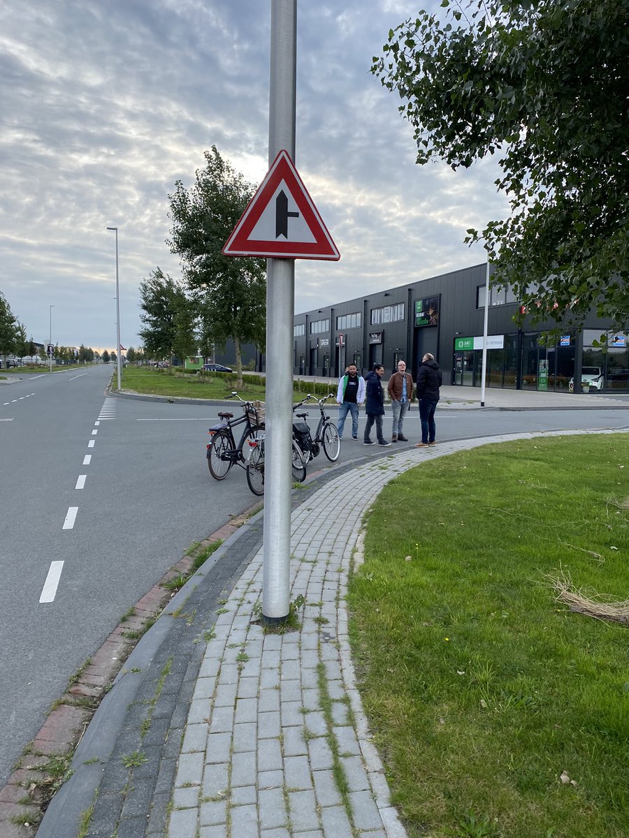 D66_Purmerend's tweet photo. Vanmorgen vroeg op locatie bezoek in de #Baanstee om te kijken hoe het er met de #fietsveiligheid is gesteld. Dat kan nog wel wat verbeterd worden. Zo zijn de stoepen erg smal en niet toegankelijk voor mensen in een rolstoel. 🚲🧑🏻‍🦽cc @fietsersbond #Purmerend #Beemster #D66  #fiets https://t.co/zp1I2eZ9R3