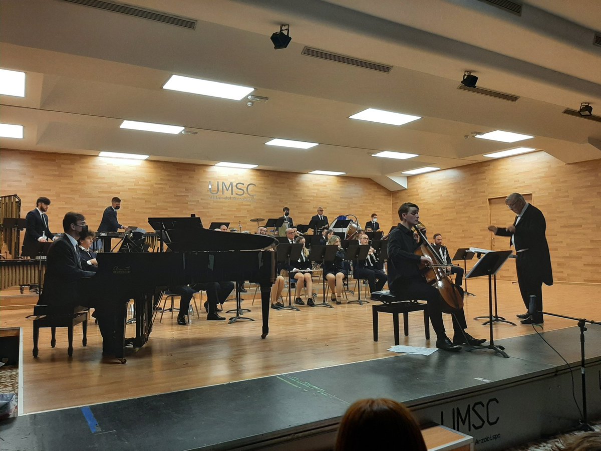 umscdevillar's tweet photo. #OTOÑOMUSICAL2021 Algunos momentos del concierto de anoche en el que la UMSC estrenó el Concierto para cello de Luis Serrano Alarcón bajo la dirección de Tim Reynish y con Andy Reynish como solista. https://t.co/FtxJTyHTwg