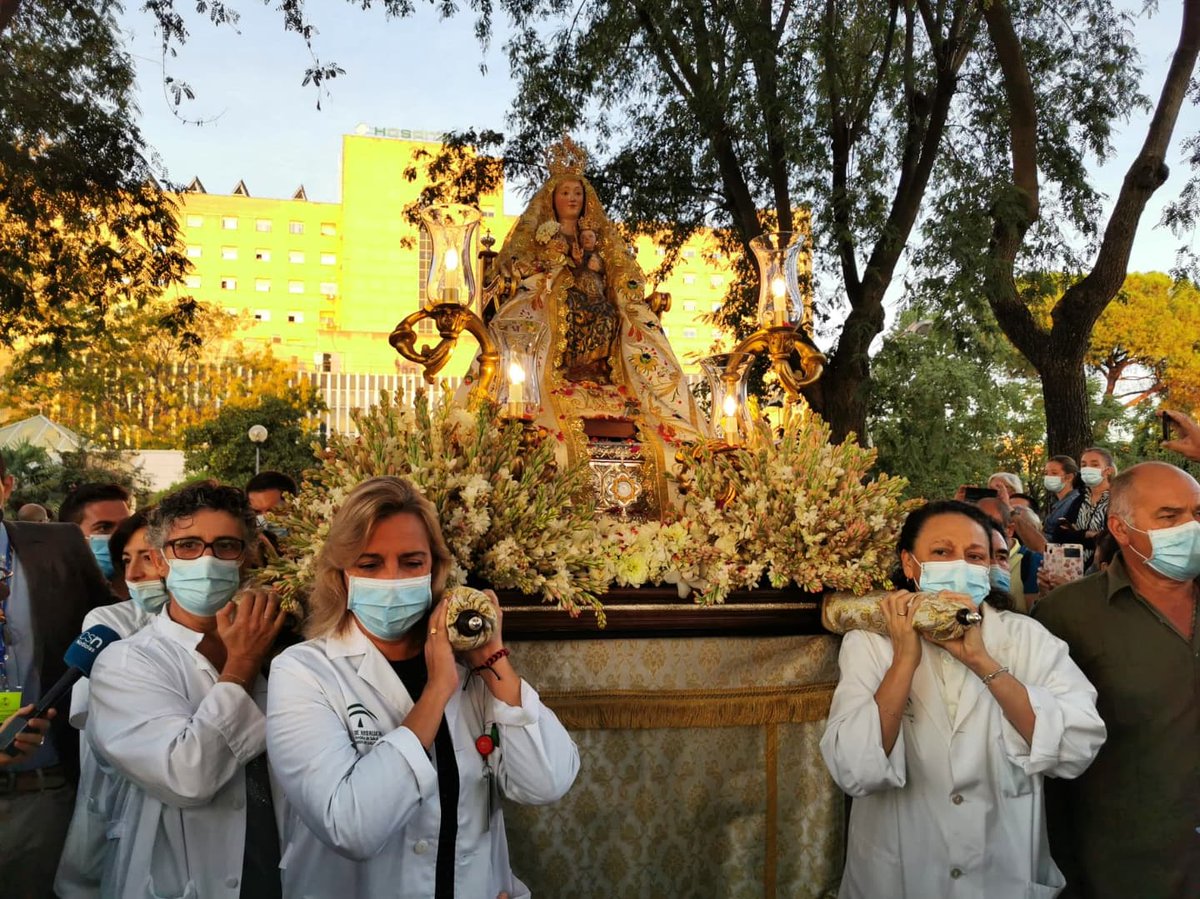 lasemana's tweet photo. #Valme21 / 📸 El personal sanitario ha portado a la Virgen en su visita al Hospital de Valme durante la peregrinación a Cuarto en este Tercer Domingo de Octubre🔽🔽🔽

@Hdad_Valme 
#valmesiempreesvolver https://t.co/Pm6VWNaw1W