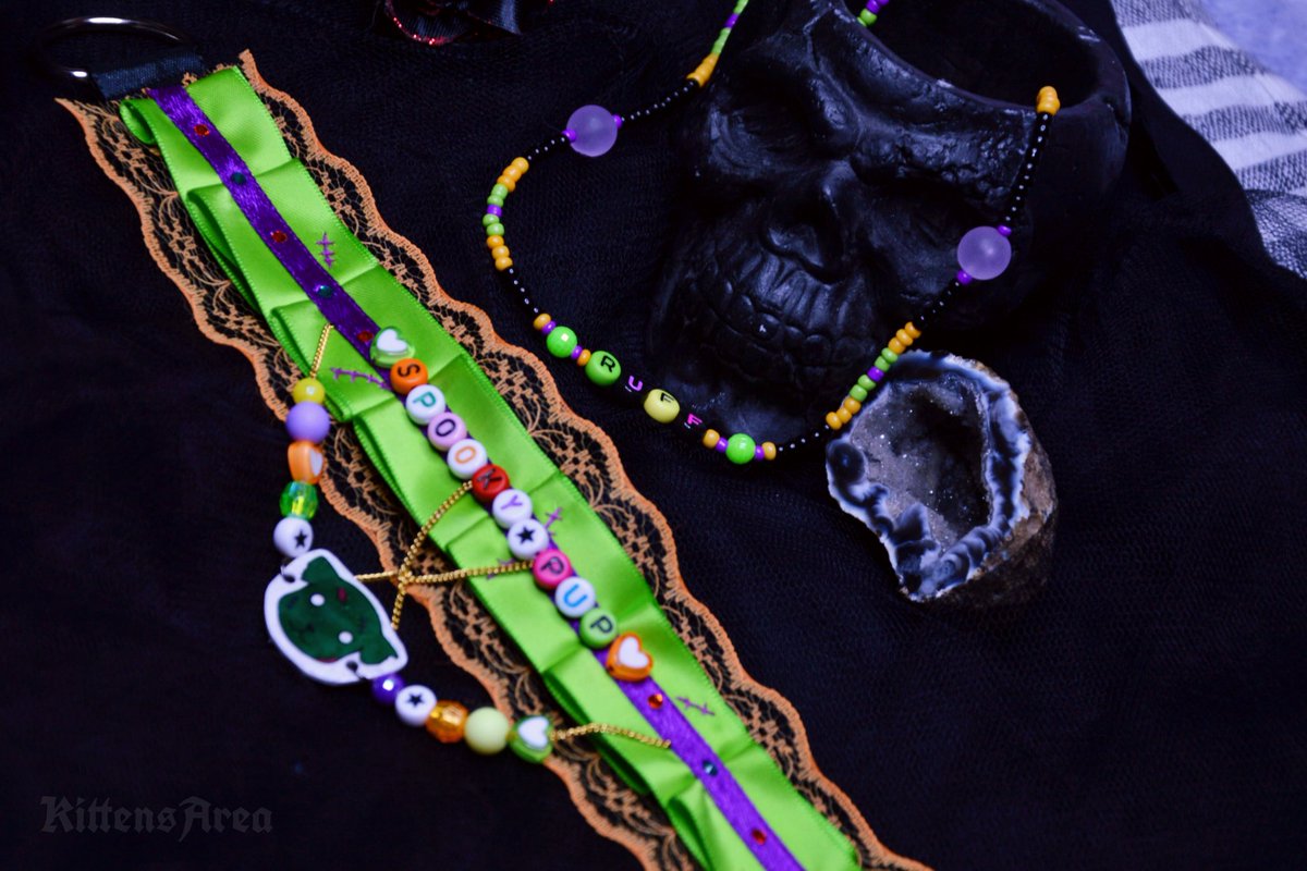 KittensAreaShop's tweet photo. 👻🎃𝔖𝔭𝔬𝔬𝔨𝔶 𝔓𝔲𝔭 ℭ𝔬��𝔩𝔞𝔯 𝔴𝔦𝔱𝔥 ℜ𝔘𝔉𝔉 𝔑𝔢𝔠𝔨𝔩𝔞𝔠𝔢🎃👻
One of my favorite collars of the four I made! It looks so messy but so cute! And it comes with a necklace!
 #collar #necklace  #halloween #spookyseason #zombie #puppy https://t.co/vTCGyFoPCv