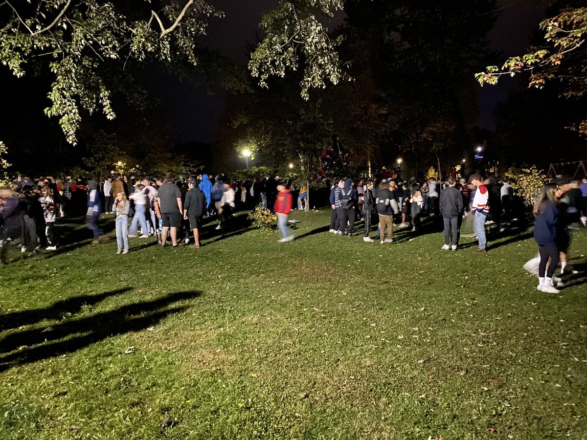 The street party has moved to Victoria Park. Estimate up to 2000 people. <a href="/CKWS_TV/">Global Kingston</a> #ygk