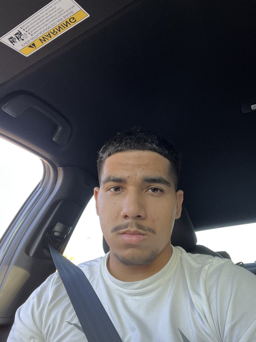 a_marr0's tweet photo. I don’t get why ppl say I look like drake😭 like where tf https://t.co/un7Oqg4au3
