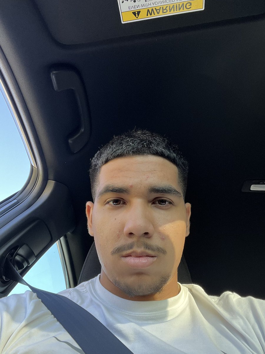 a_marr0's tweet photo. I don’t get why ppl say I look like drake😭 like where tf https://t.co/un7Oqg4au3