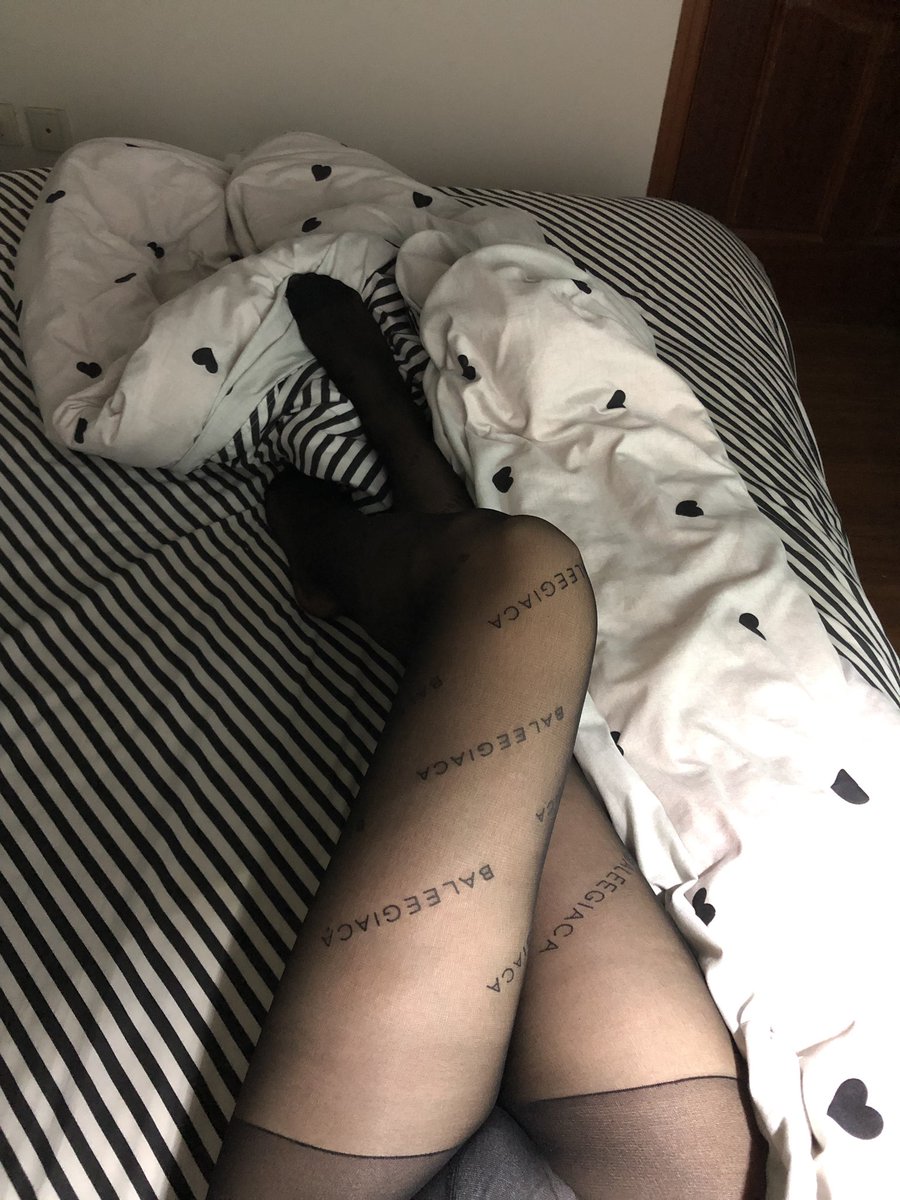 cocoli6661's tweet photo. 这种丝袜好看嘛 #黑丝 #旗袍 #内内 #大长腿 #性感 #原味 https://t.co/P6YoO7uhxU
