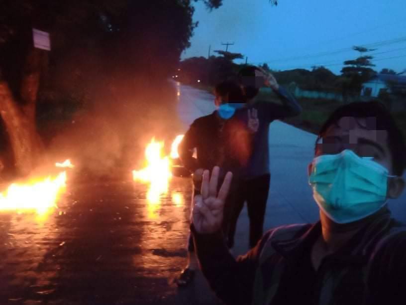 Youths of North Dagon Tsp, Yangon staged a dawn strike to show their strong opposition against Genocidal Military by setting fire to tires this early morning. LEGALIZATION OF NUG #Oct17Coup   #WhatsHappeningInMyanmar https://t.co/egAenh65jy